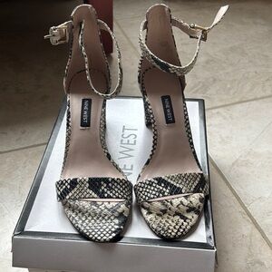 Nine West Pruce Snakeskin Block Heels Size 8
